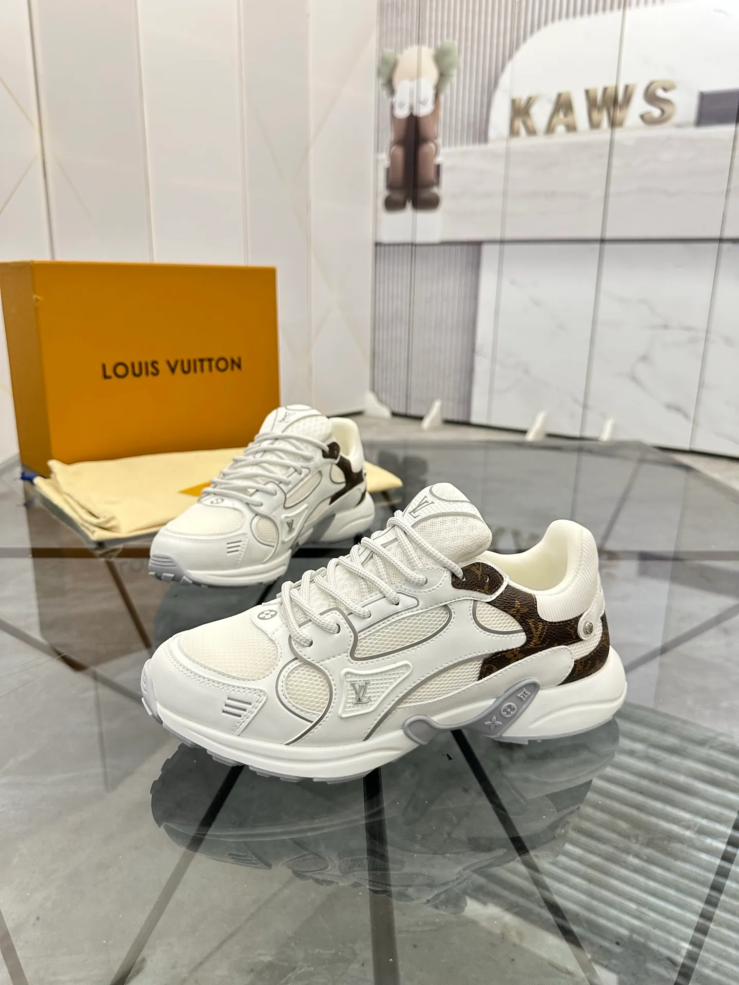 Men's shoes: 💰P660¥ Top quality Product trademark: LV* "Louis Vuitton*" low-top casual shoes Regular size: 35-44 (can be customized to 45.46) Couple style Product materials: Upper imported cowhide stitching original material, breathable lining, original outsole. Number: H218